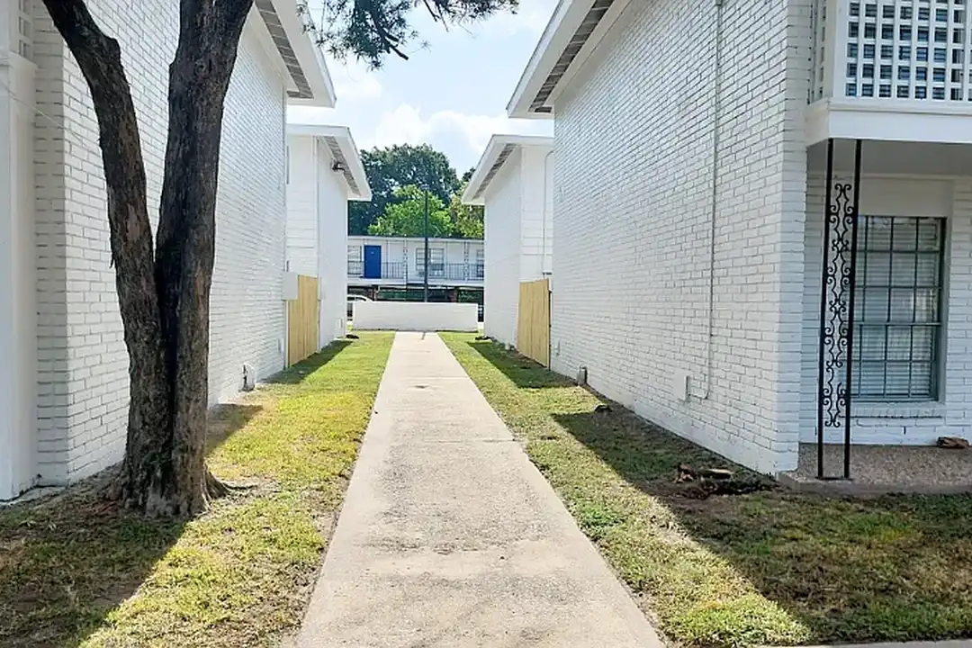 4742 Yale Apartments – photo 1