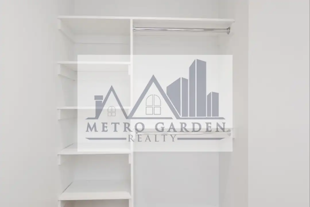 Apartment in New York, Pomonok, Queens - More