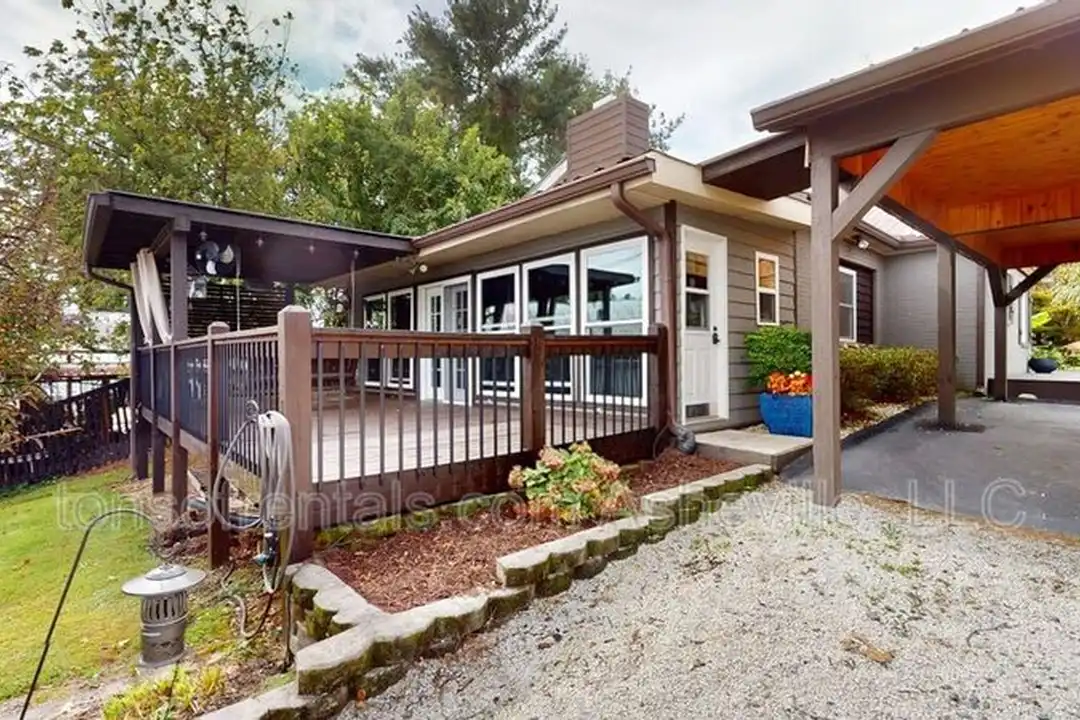 423 Crest Rd - View 2