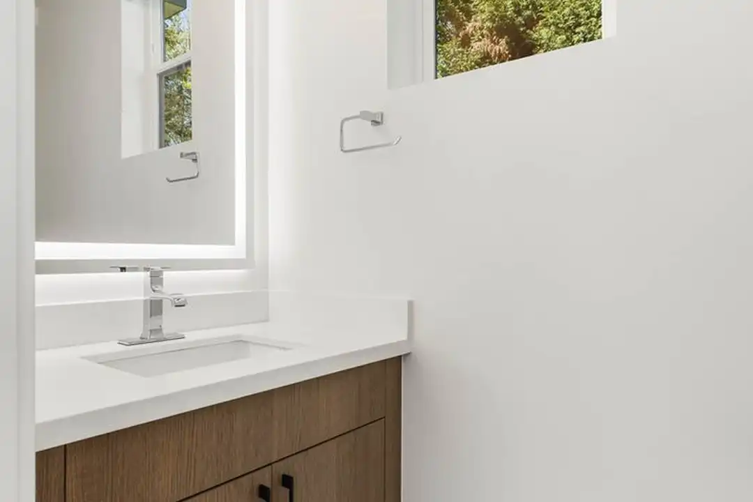 Apartment in Kirkland - More