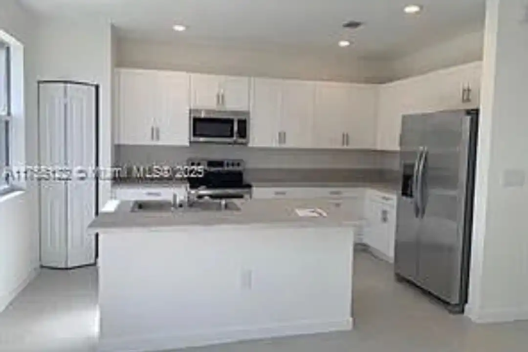 2605 SE 11th Ct unit LABS 2605 SE 11th Ct - 56278129176 - View 3