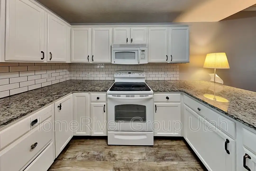 379 E 600 S unit 3 – photo 1