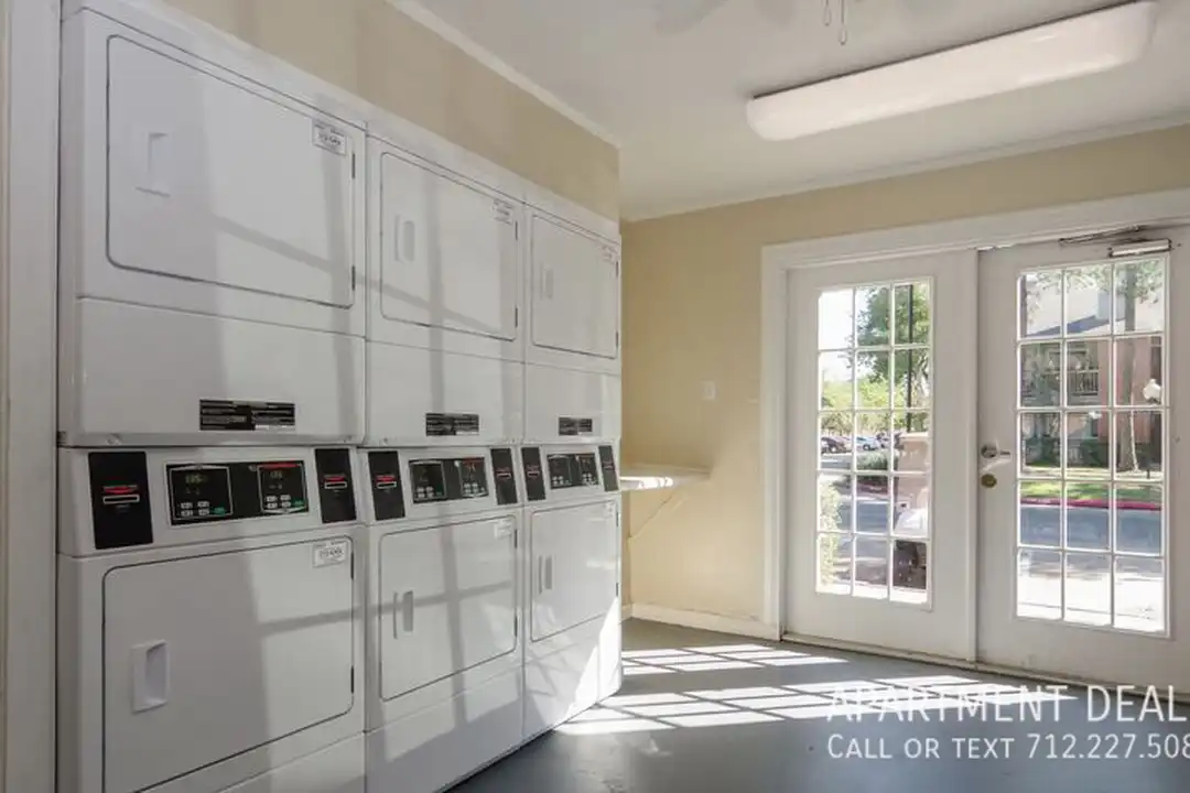 10127 Windmill Lakes Blvd – pohled 4