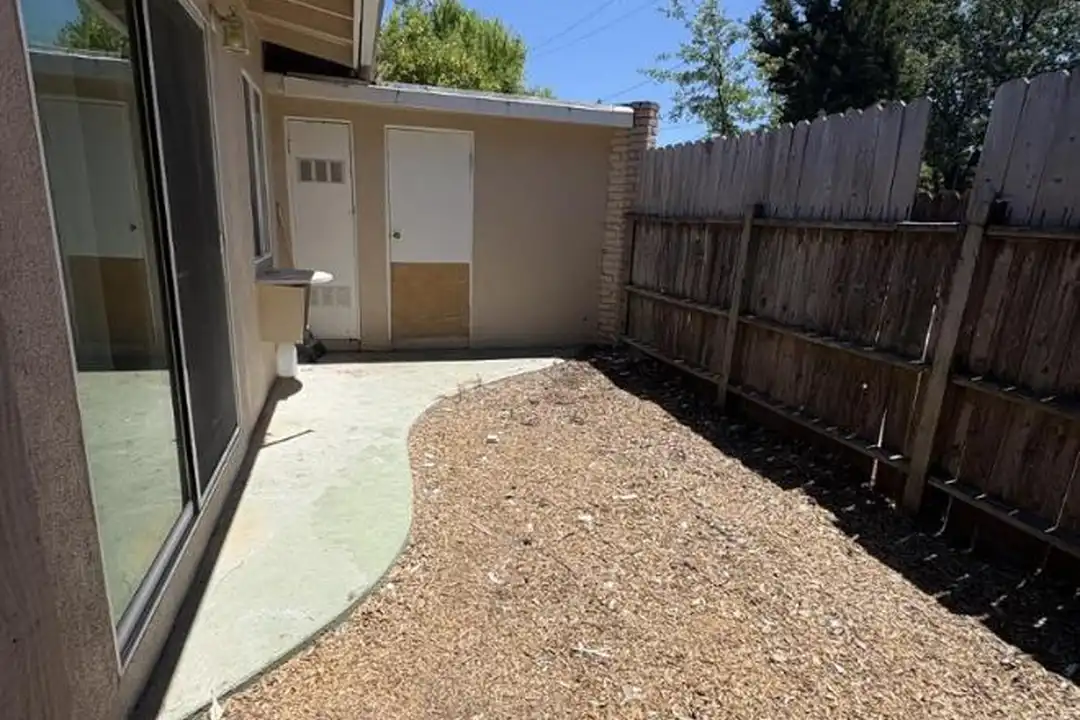 516 E Oak St - View 3