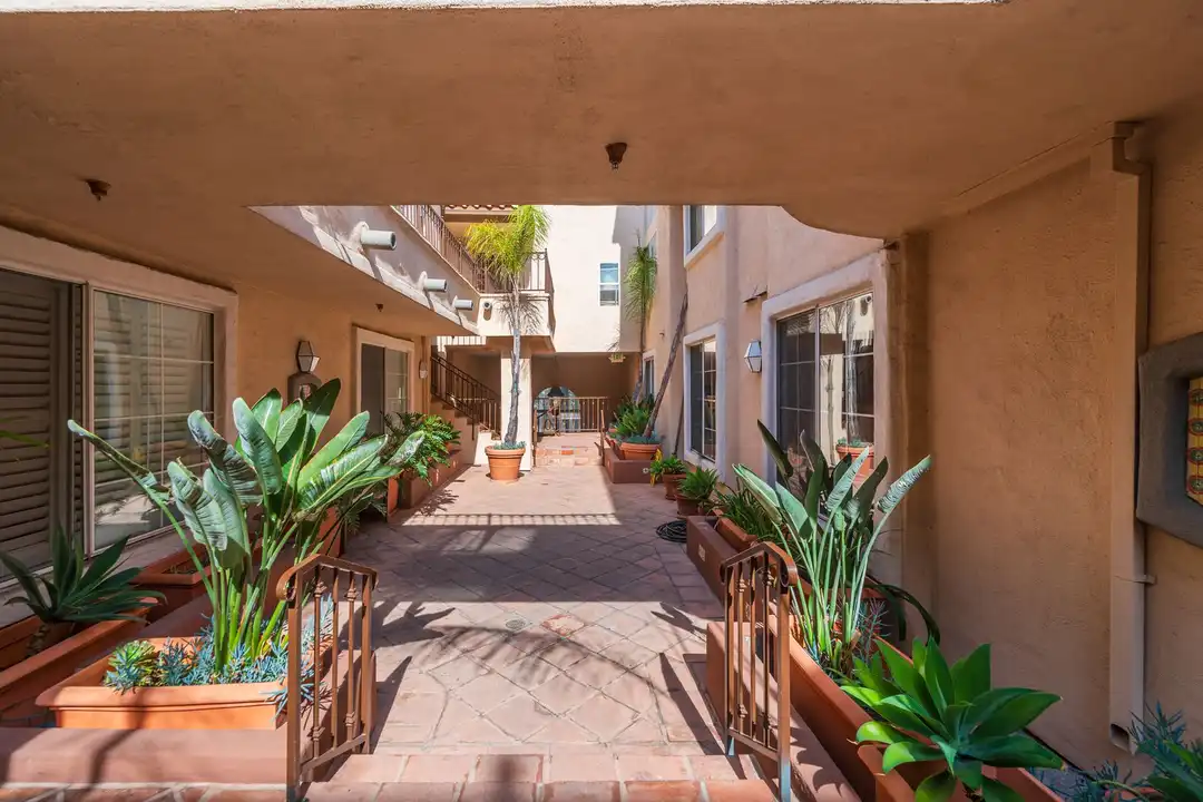 Apartment in Los Angeles - View 5