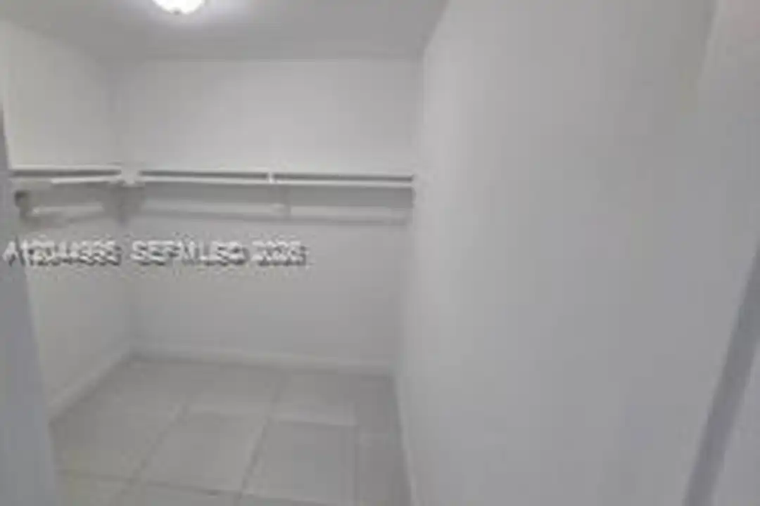 Apartment in Miami, Brownsville - View 2