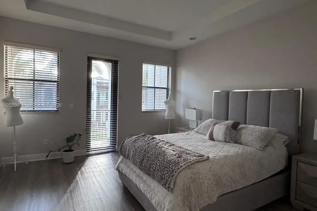 House in Doral - View 5