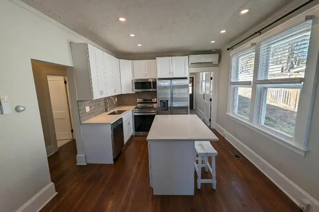 28 Woodrow Ave - View 3