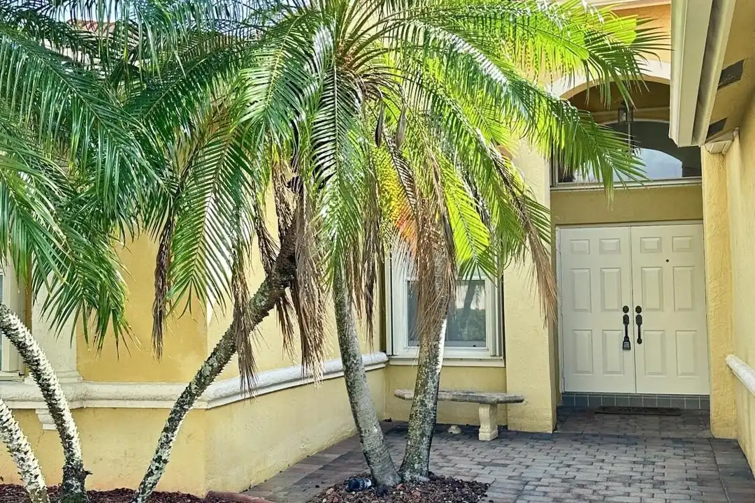 19010 SW 10th St - View 5