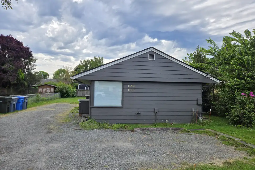 10910 Valley Ave E - View 6