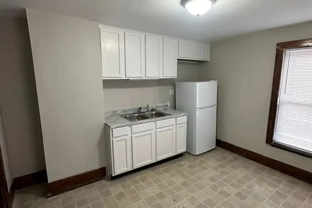 605 N Detroit St unit #605.5 – photo 1 of 10