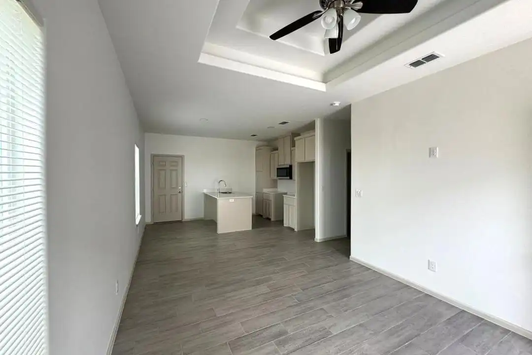 7711 N 58th Ln unit 4 - View 3