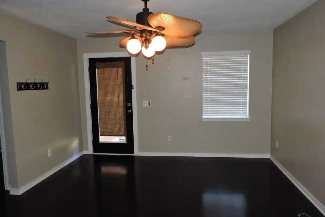 147 Creekview Dr - View 2