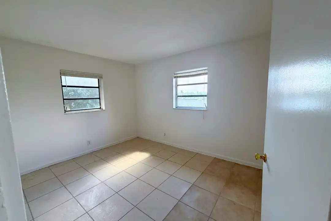 519 W Kalmia Dr #2 - View 5