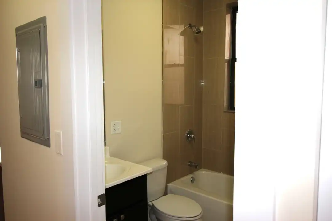 Apartment in West Chicago Township, Smith Park, West Town - View 5