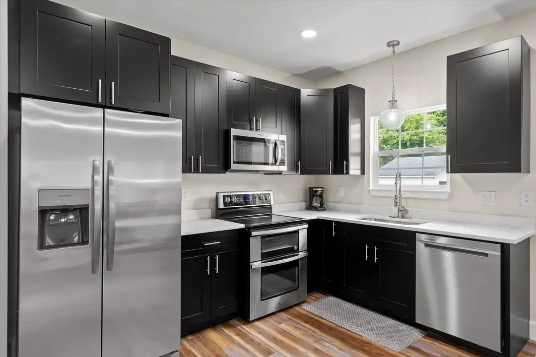 116 Hickory St - More