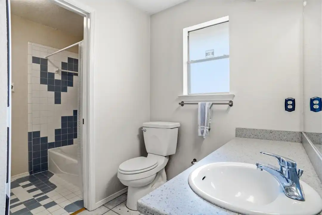 2318 Lindblad Ct - More