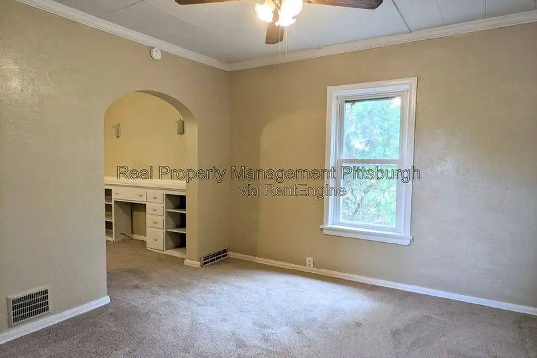 302 W Miller Ave – photo 1 of 10