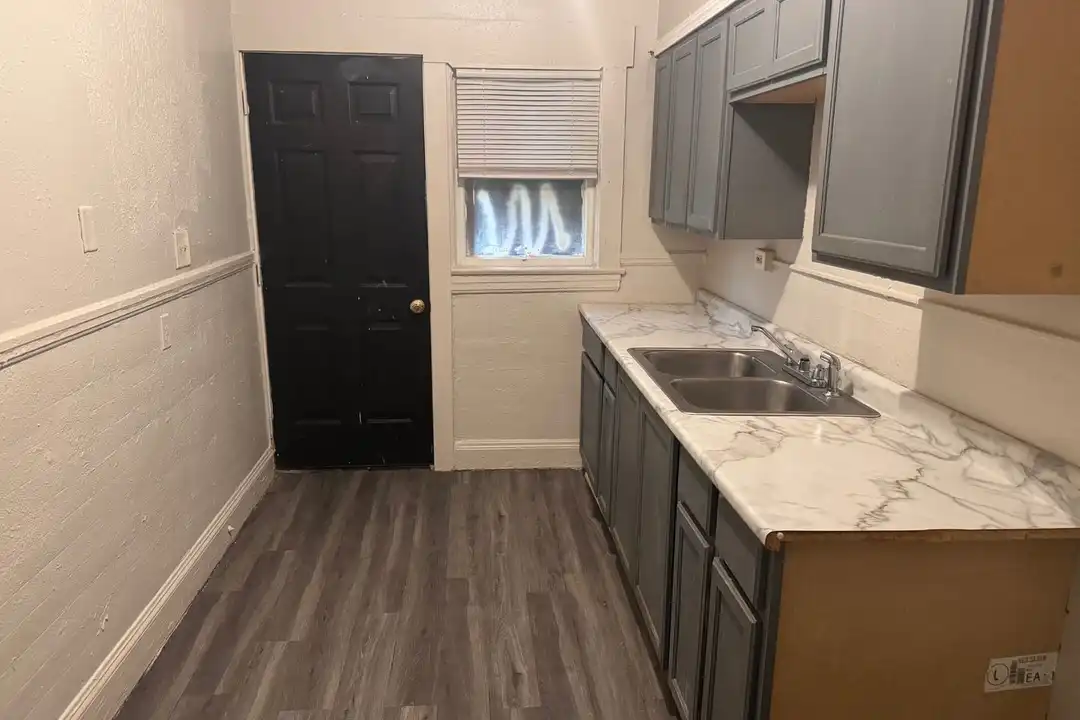 800 E 95th St unit Unit 4 – photo 1