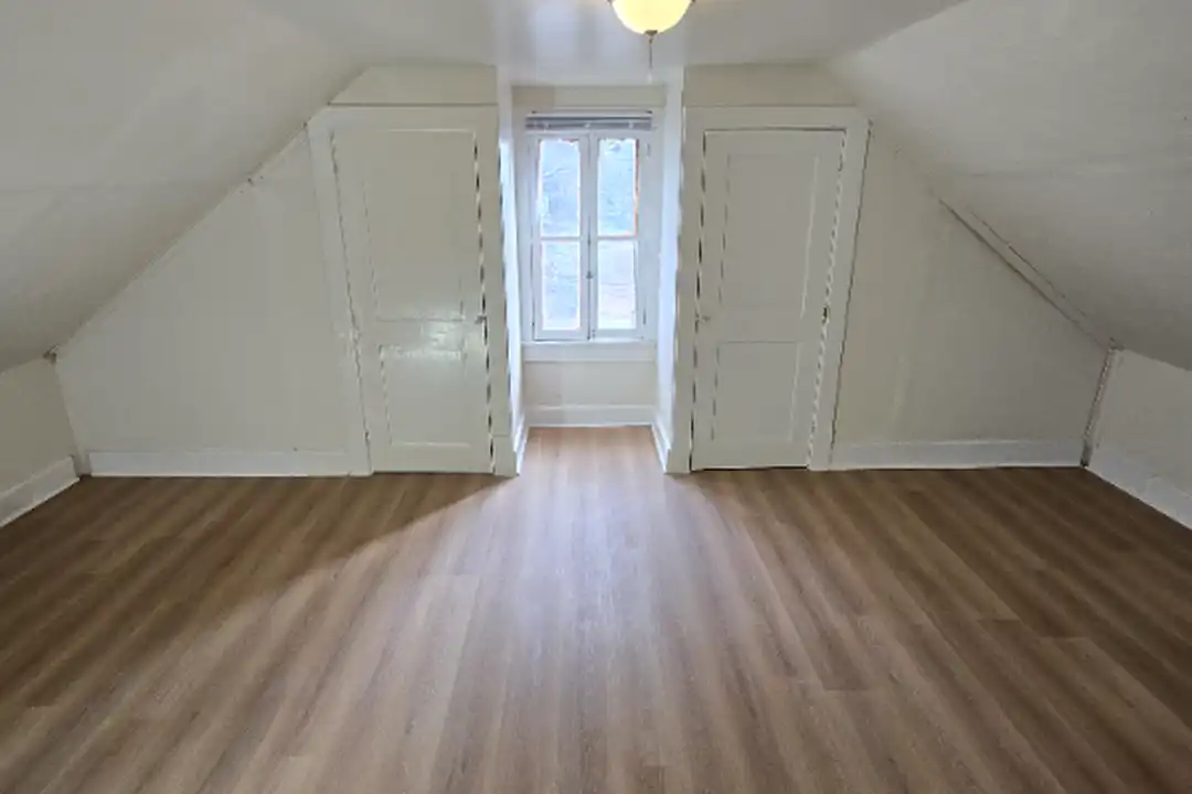 3122 N 42nd St – další