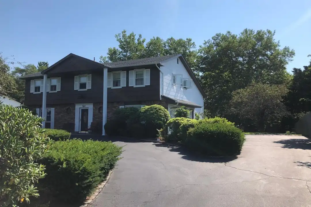 8 Stonehenge Ln – photo 1 of 12