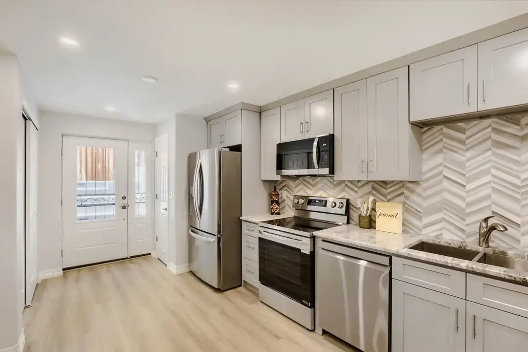 7725 E Byers Ave - View 3