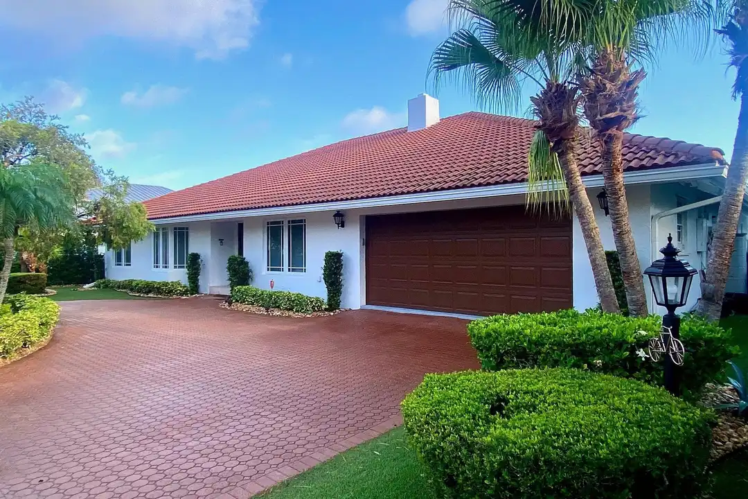 885 NE Mulberry Dr - View 2