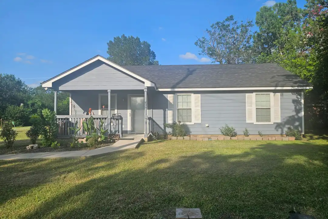 606 Trinity St – photo 1