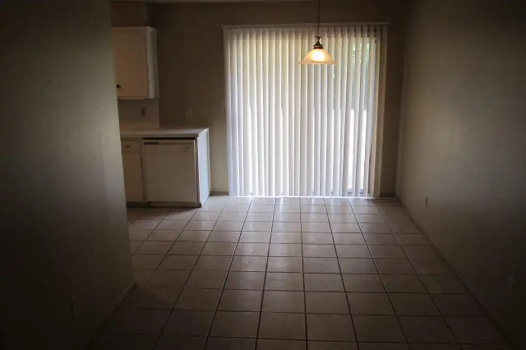 8313 NW 37th St - View 4