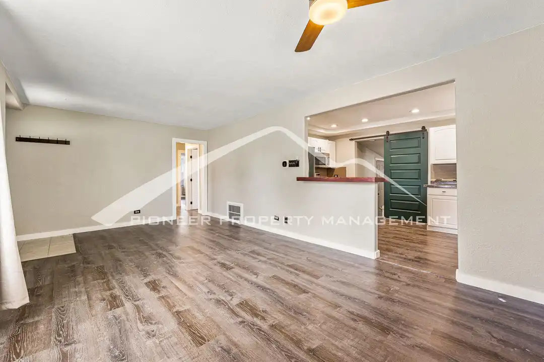1735 W Burlington Pl - Fler