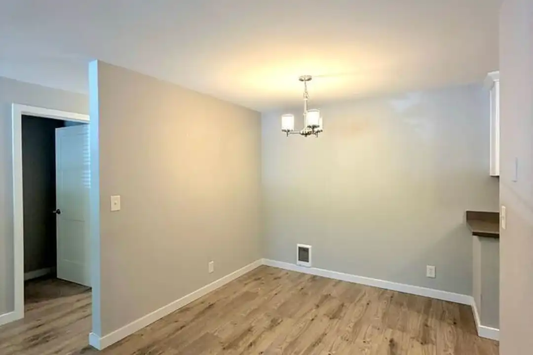 9511 Roosevelt Way NE - View 4
