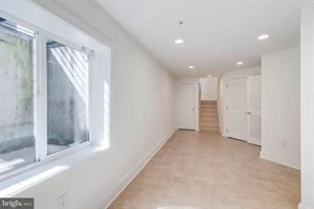 1106 Hope St - More