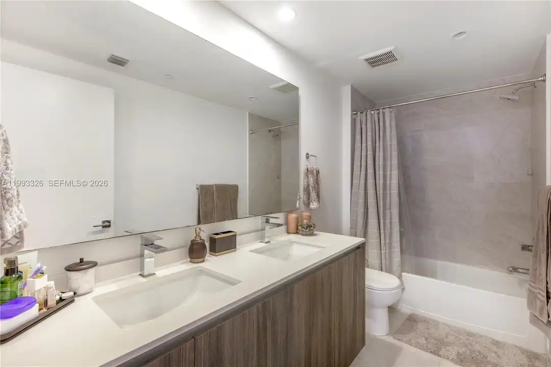 Apartment in Miami - View 5