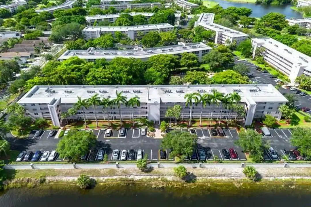 Apartment in Coconut Creek - View 5