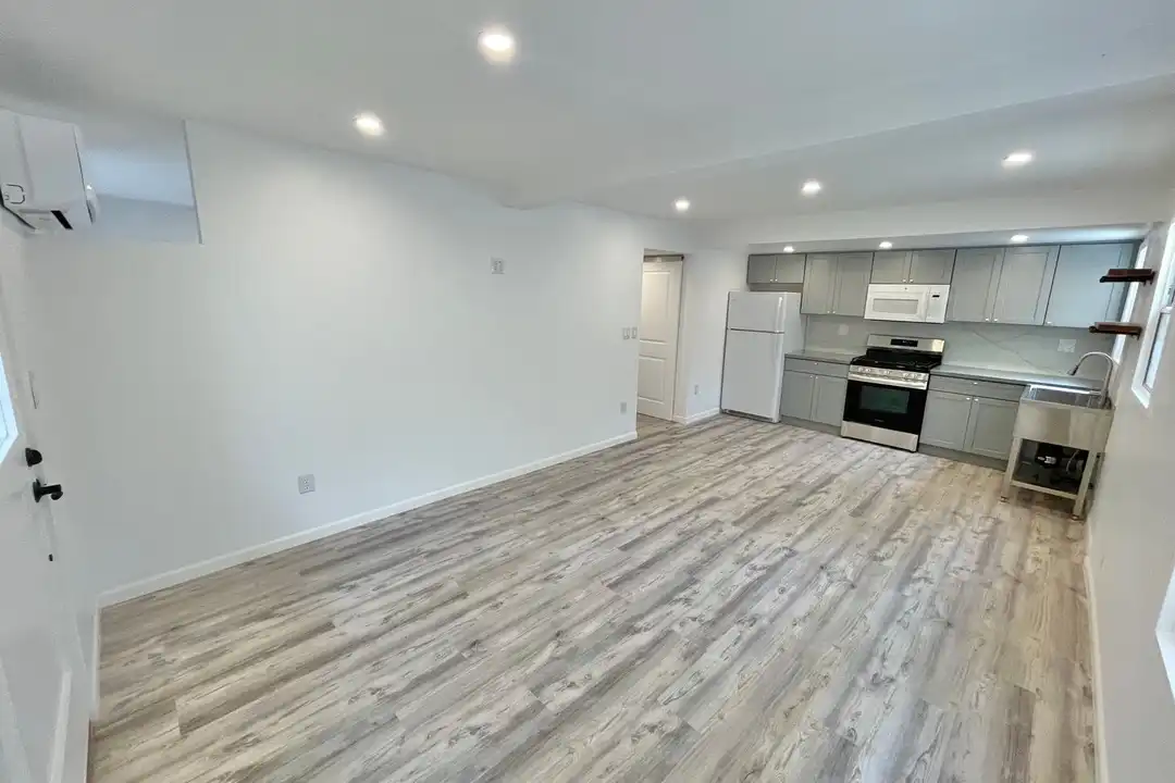45 1/2 65th Pl unit 45 1/2 65th Pl - Apt A – photo 1