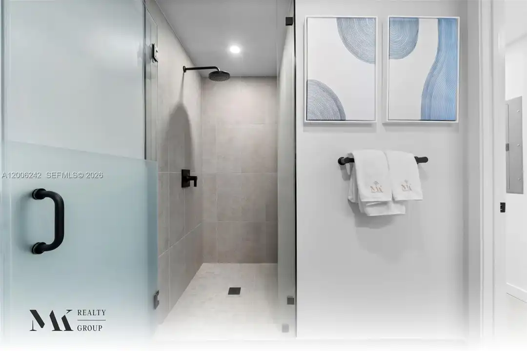 121 NE 5th St unit 2700 – další