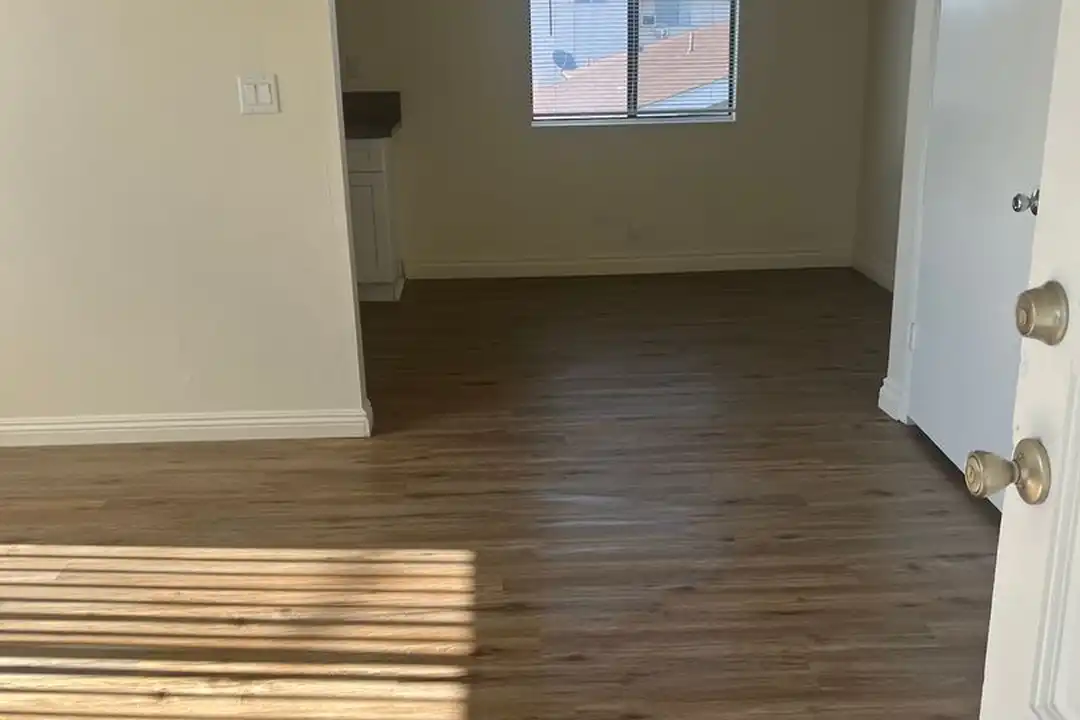 Apartment in Hawthorne - More
