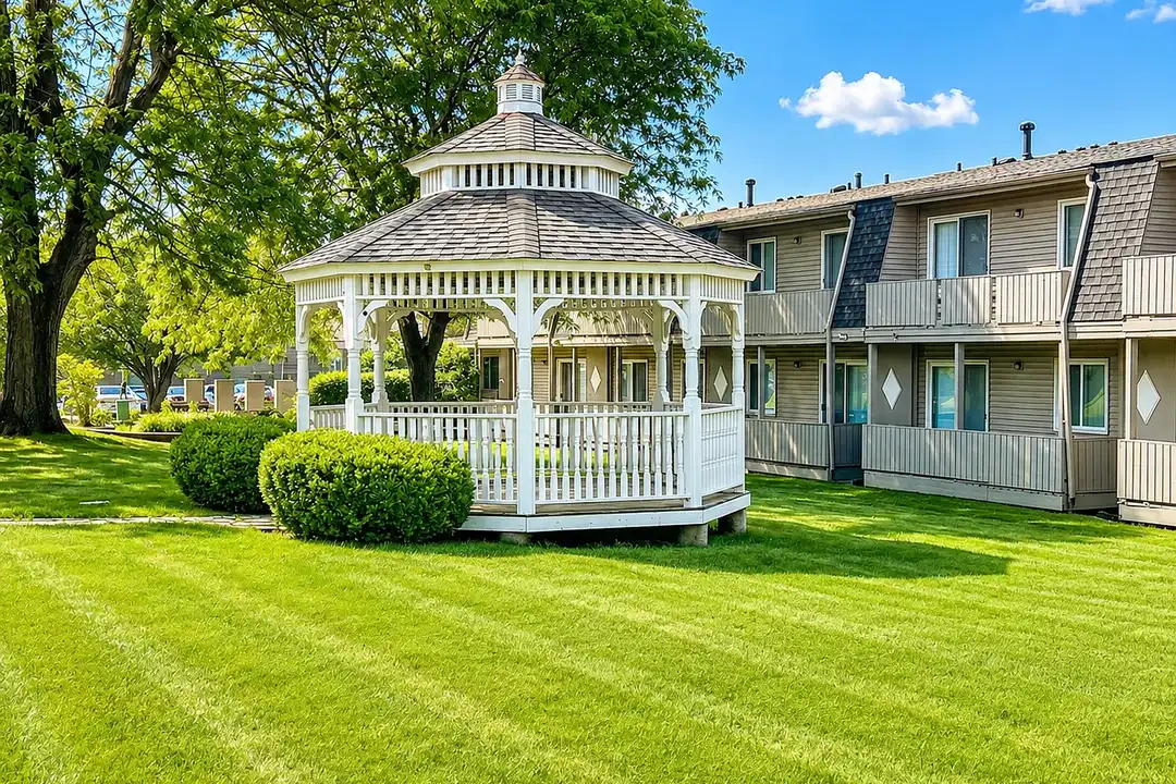 Woodland Creek Apartments in Oak Forest, IL