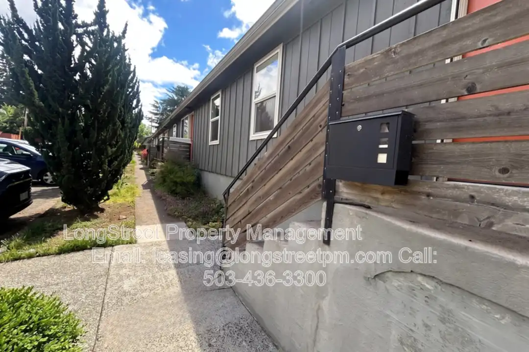 4815 NE 50th Pl - View 2