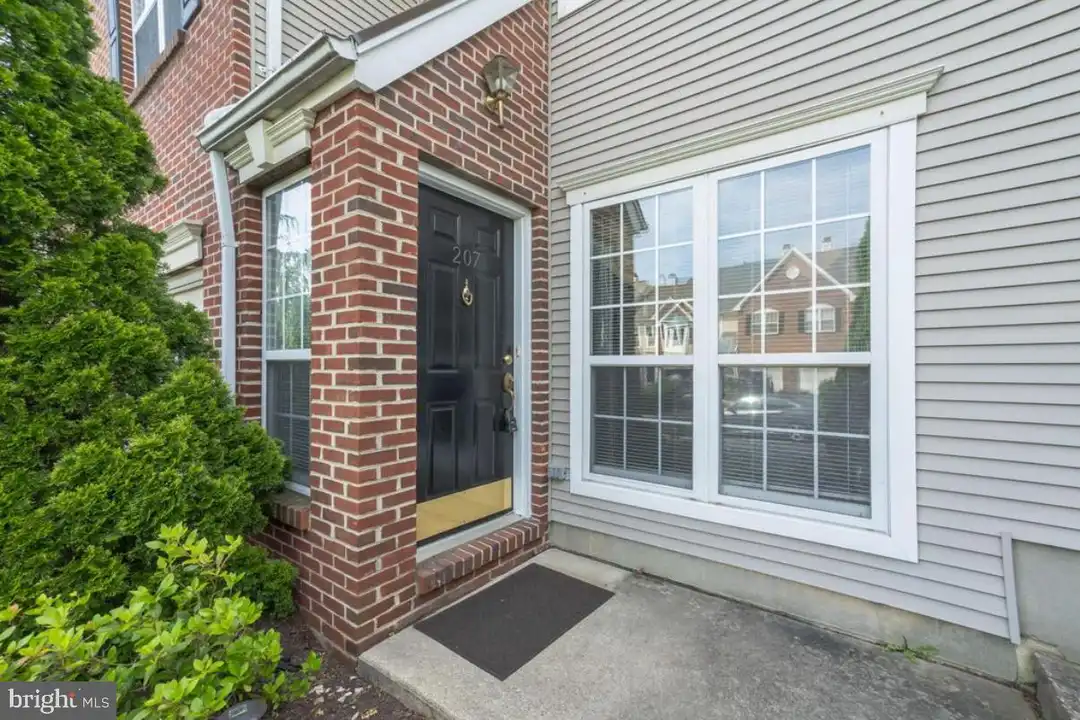 207 Lookout Pl - View 3