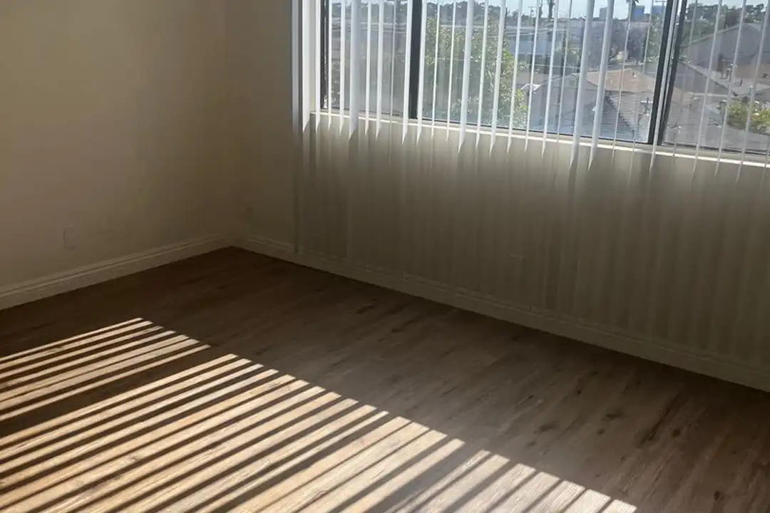 Apartment in Hawthorne - View 4