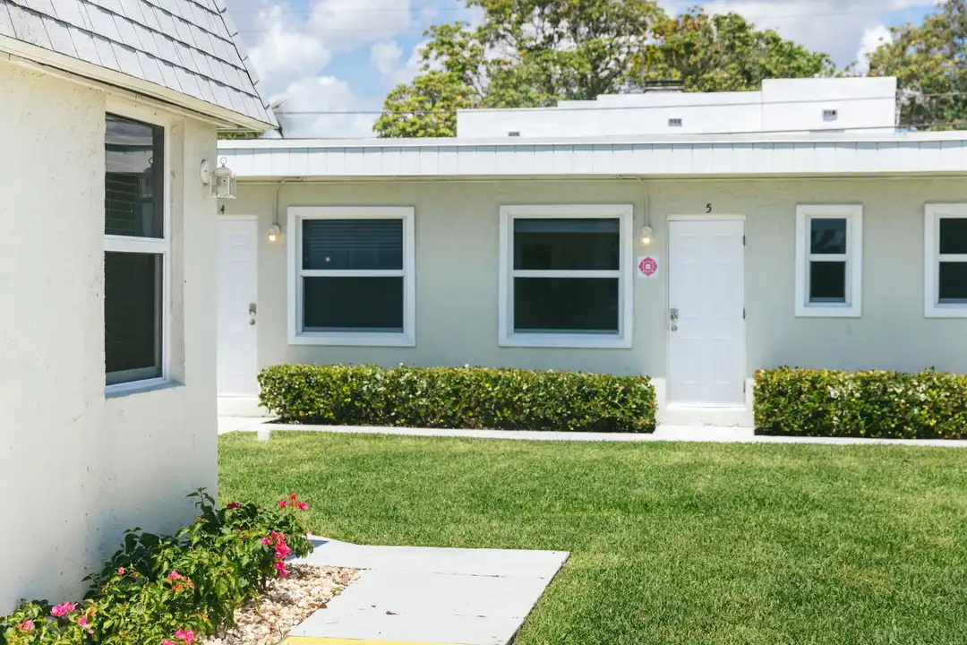 2001 N Dixie Hwy unit 4 - More