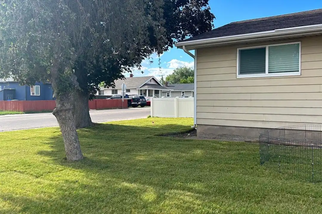 906 E Elm St - View 3