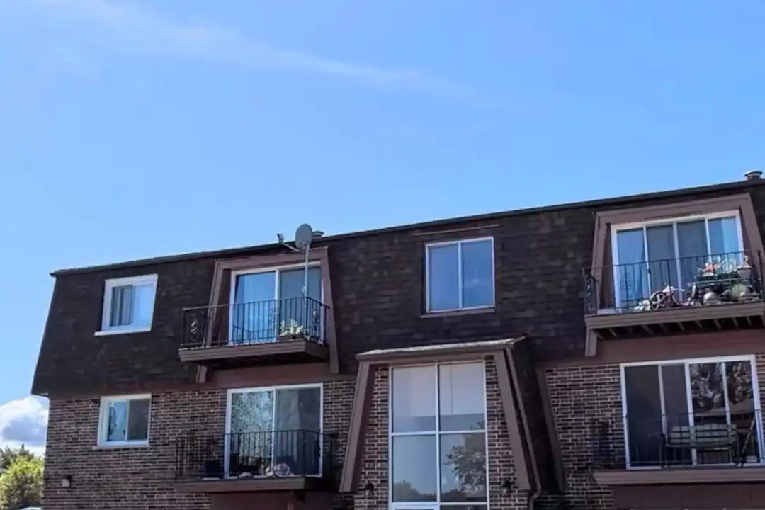7121 166th St unit 1B – photo 1 of 9