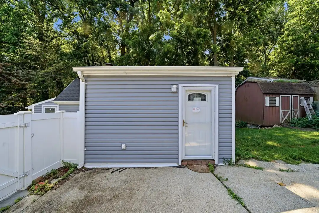 143 Walnut Rd unit B – photo 1 of 8