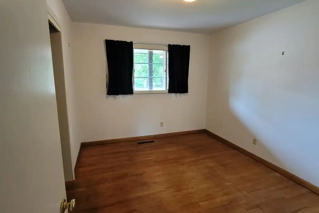 1201 Parkview Blvd - More