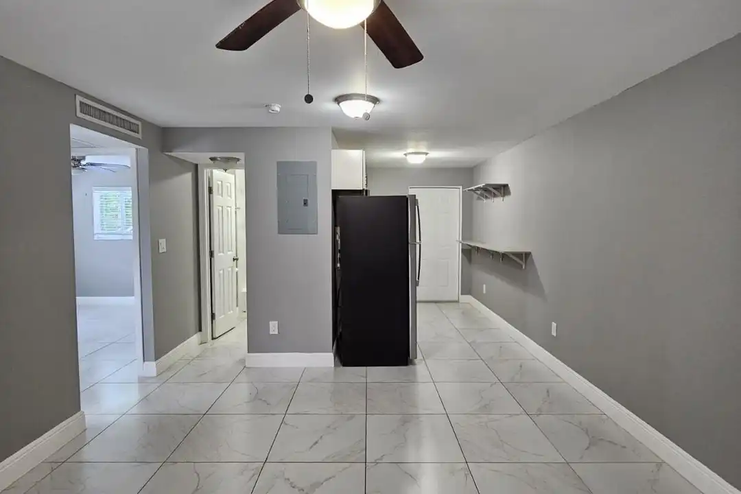 933 W 7th St unit A – photo 1