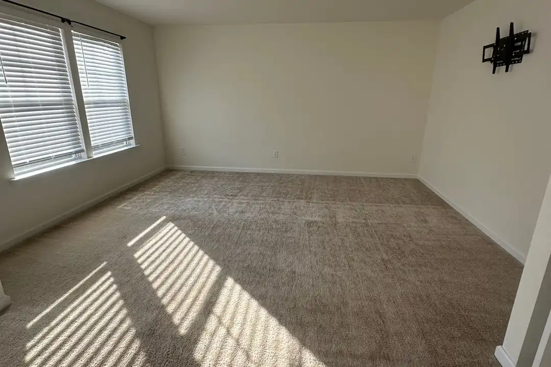 423 Bassett Ln - View 5