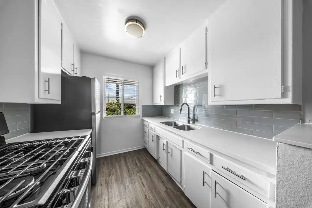 405 W 10th St unit J - More