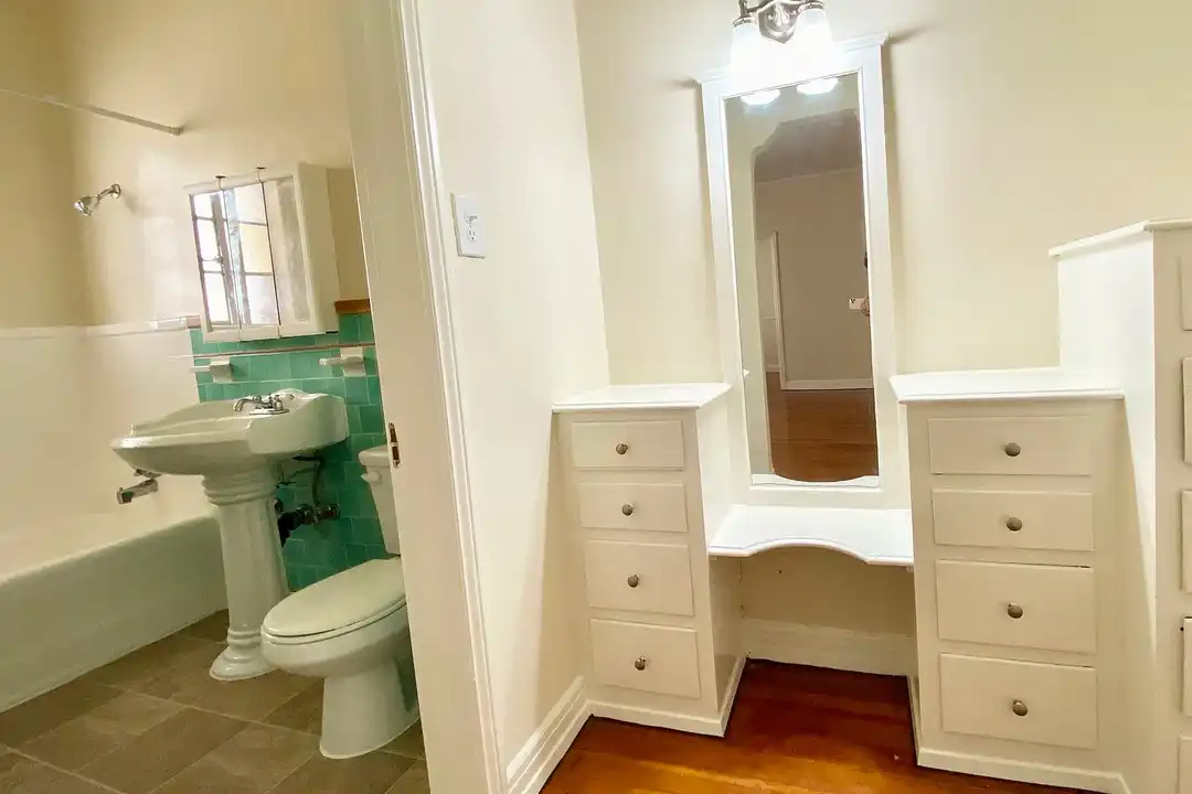Apartment in Los Angeles, Koreatown - More